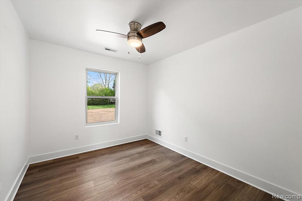 6165 Woodsdale Drive, Grand Blanc, MI 48439 — Photo 31