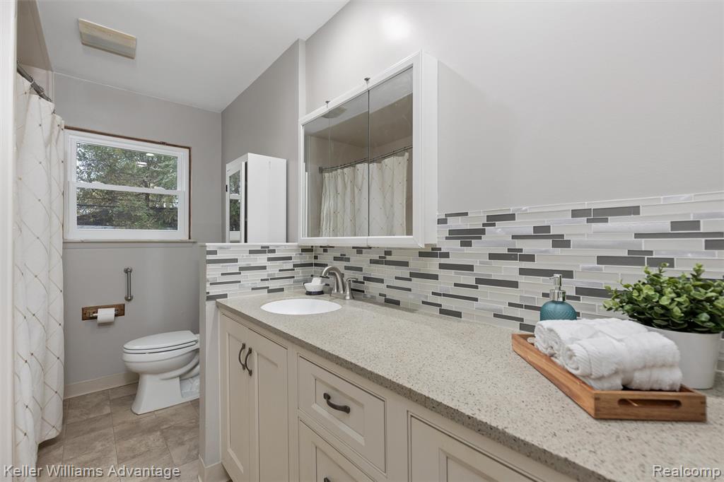 6927 Apache Trail, Westland, MI — Photo 17