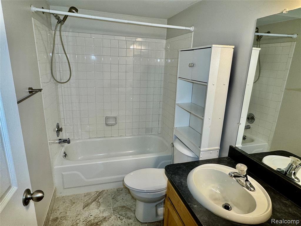 2605 Greenstone Boulevard, 201, Auburn Hills, MI 48326 — Photo 13
