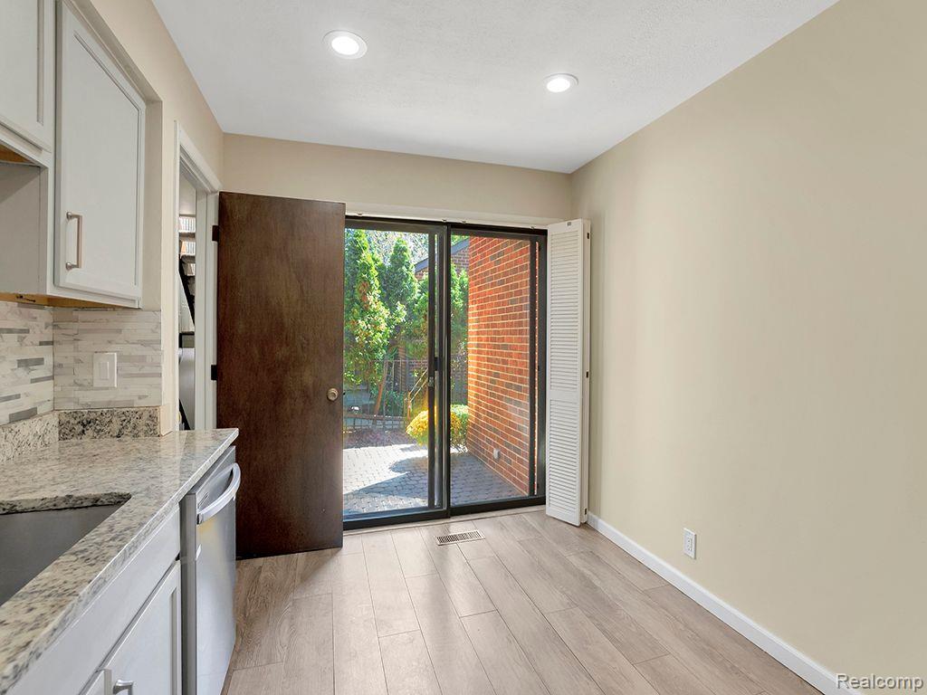 3092 LINDENWOOD Drive, Dearborn, MI 48120 — Photo 14