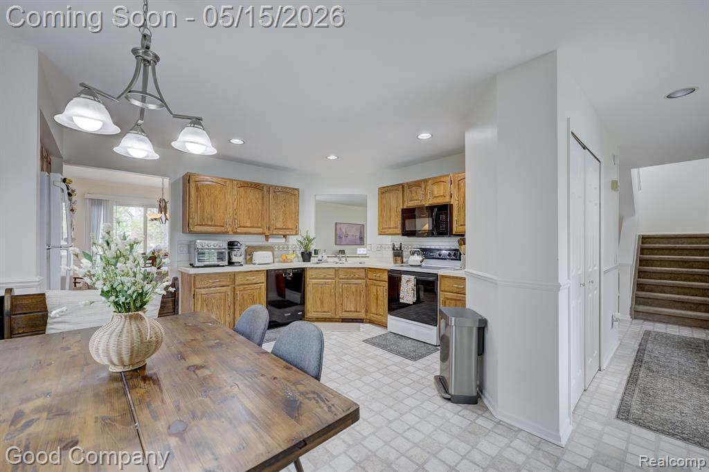 2370 Lansbury Drive, Waterford, MI 48329 — Photo 25