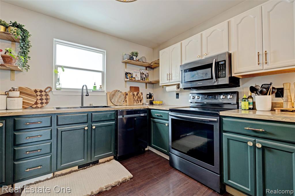 10147 Erie Street, Goodrich Vlg, MI — Photo 12