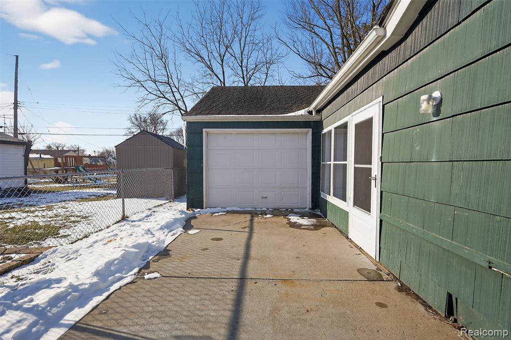 735 Elmwood Drive, Fenton, MI 48430 — Photo 35