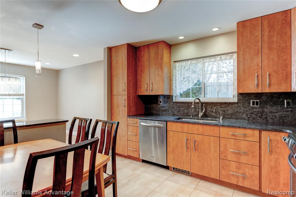 37132 Brentwood Circle, Farmington Hills, MI 48331 — Photo 11