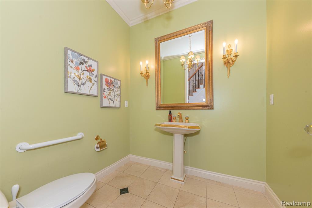5003 HICKORY POINTE Drive, Orchard Lake Village, MI 48323 — Photo 49
