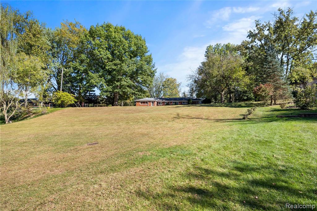 7250 Ten Hill Road, West Bloomfield, MI — Photo 37