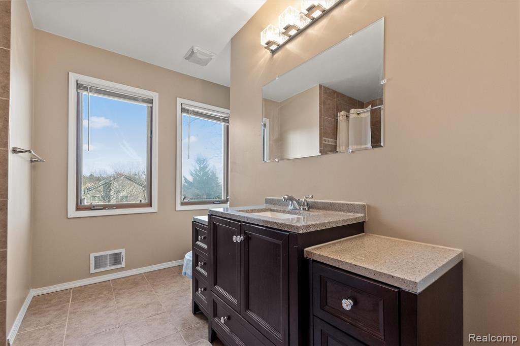5322 Pond Bluff Drive, West Bloomfield, MI 48323 — Photo 34