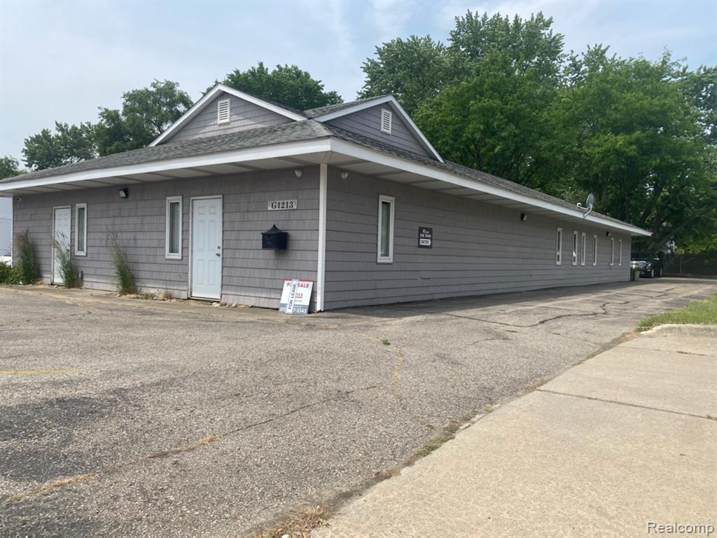 1213 N BALLENGER Highway, Flint, MI 48504 — Photo 2