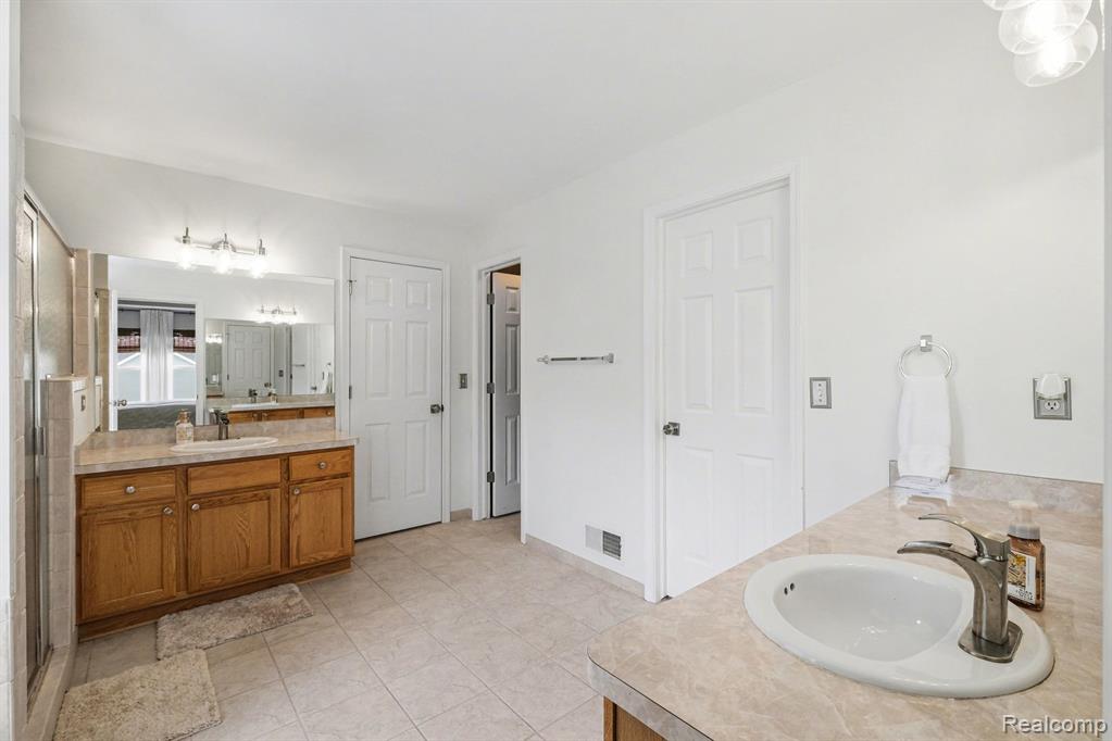6230 Leighland Drive, Grand Blanc, MI 48439 — Photo 25