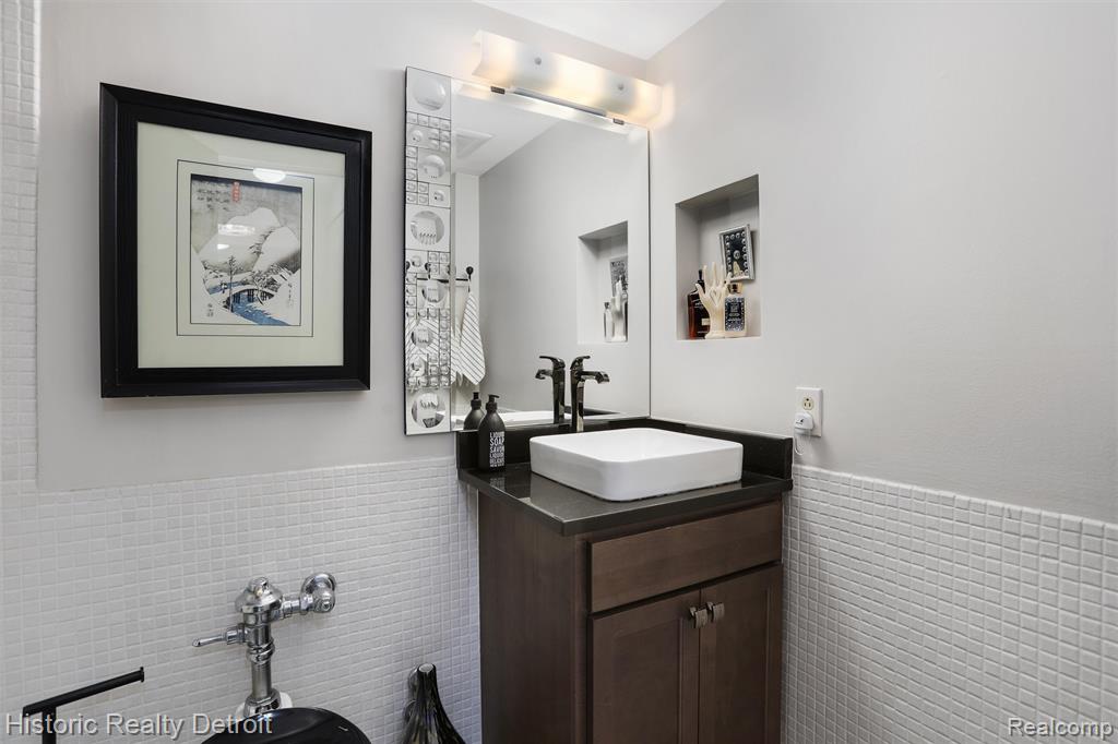 1300 E Lafayette Street, 2211, Detroit, MI 48207 — Photo 15