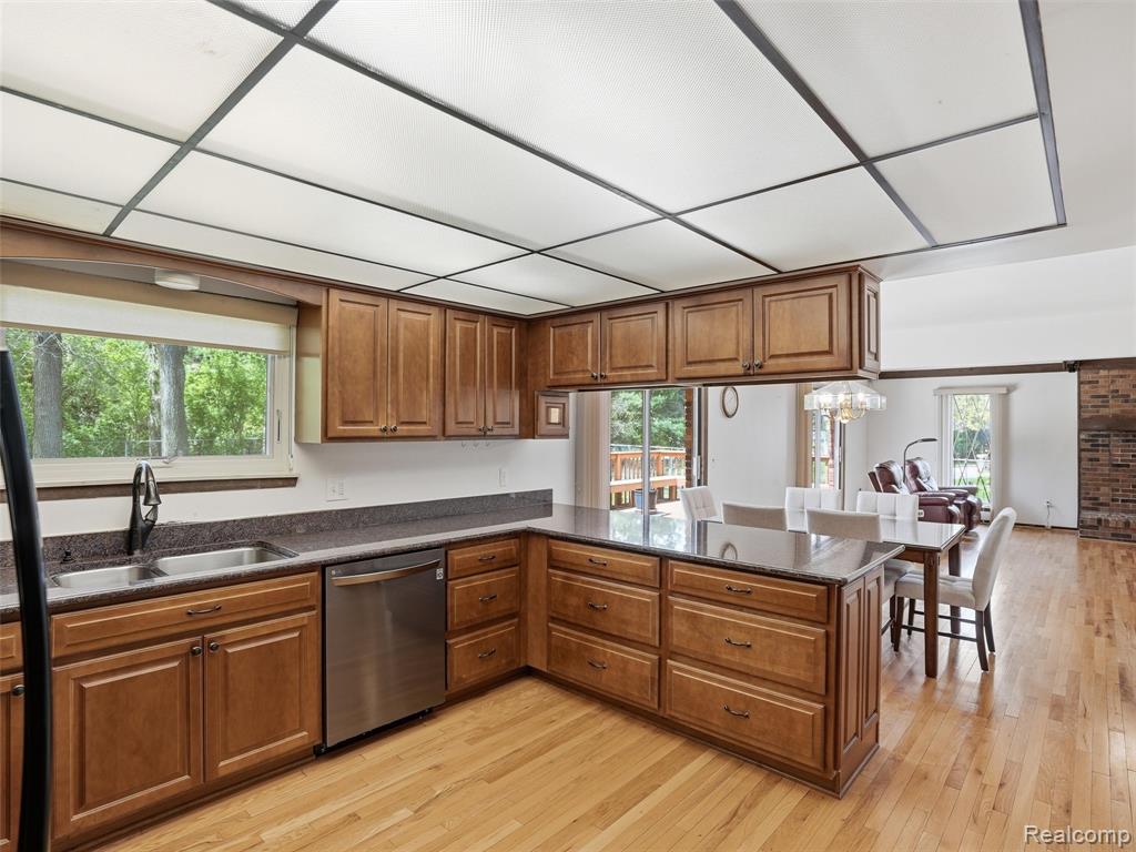 5800 Naneva Court, West Bloomfield, MI — Photo 11