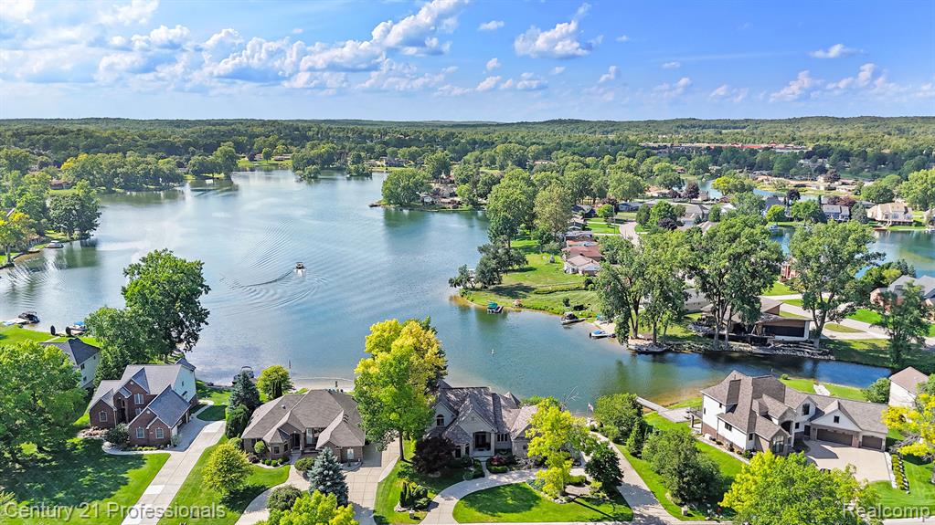 9020 Huron Bluffs Drive, White Lake, MI — Photo 41