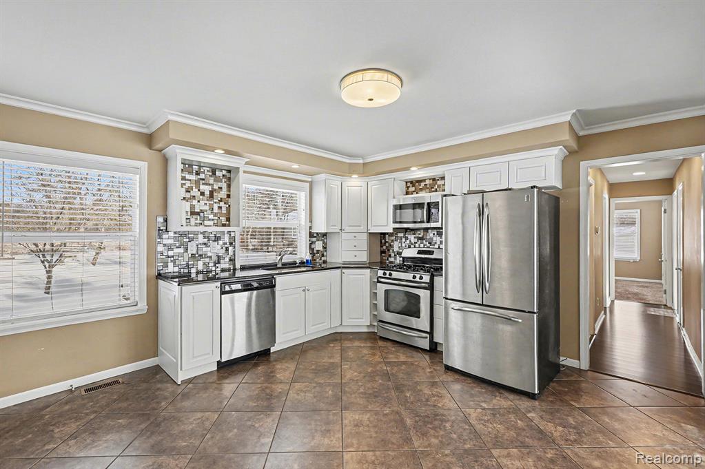 835 E Square Lake Road, Troy, MI 48085 — Photo 9