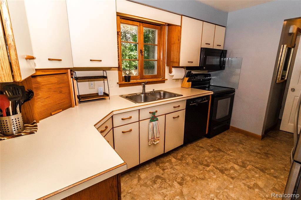 30 Brown Court, Midland, MI 48640 — Photo 7
