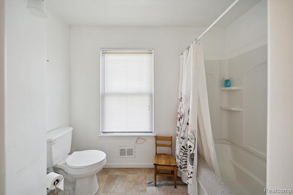 8312 LAKEVIEW Drive, Ypsilanti, MI 48198 — Photo 17