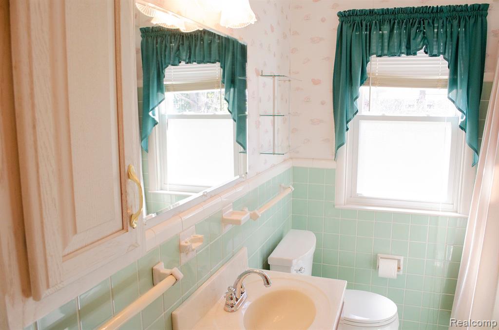 9819 WESTMORE Street, Livonia, MI 48150 — Photo 13