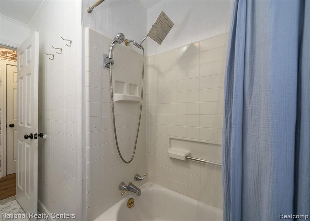 2654 Hatton Road, Auburn Hills, MI 48326 — Photo 21