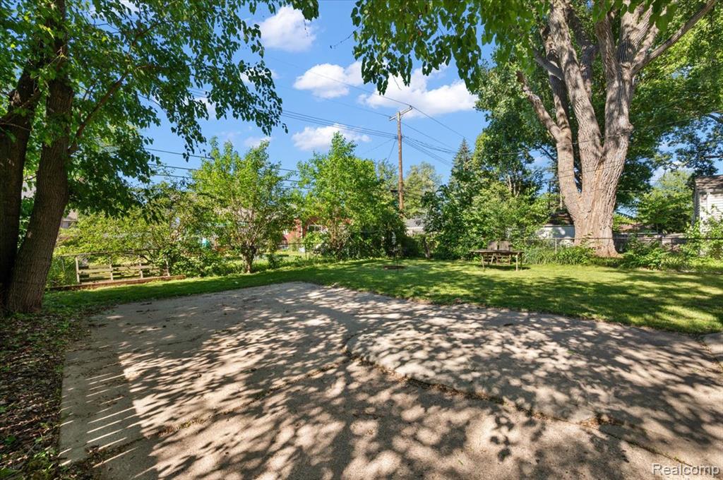 136 W Elza Avenue, Hazel Park, MI 48030 — Photo 37