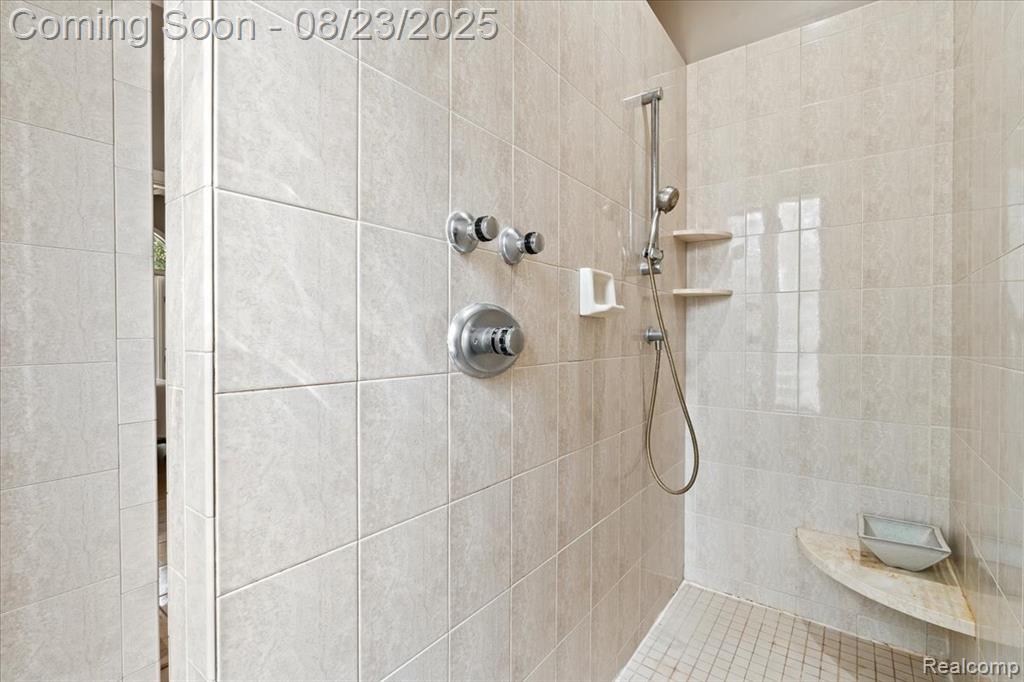 5770 Point Of The Woods Drive, West Bloomfield, MI 48324 — Photo 18