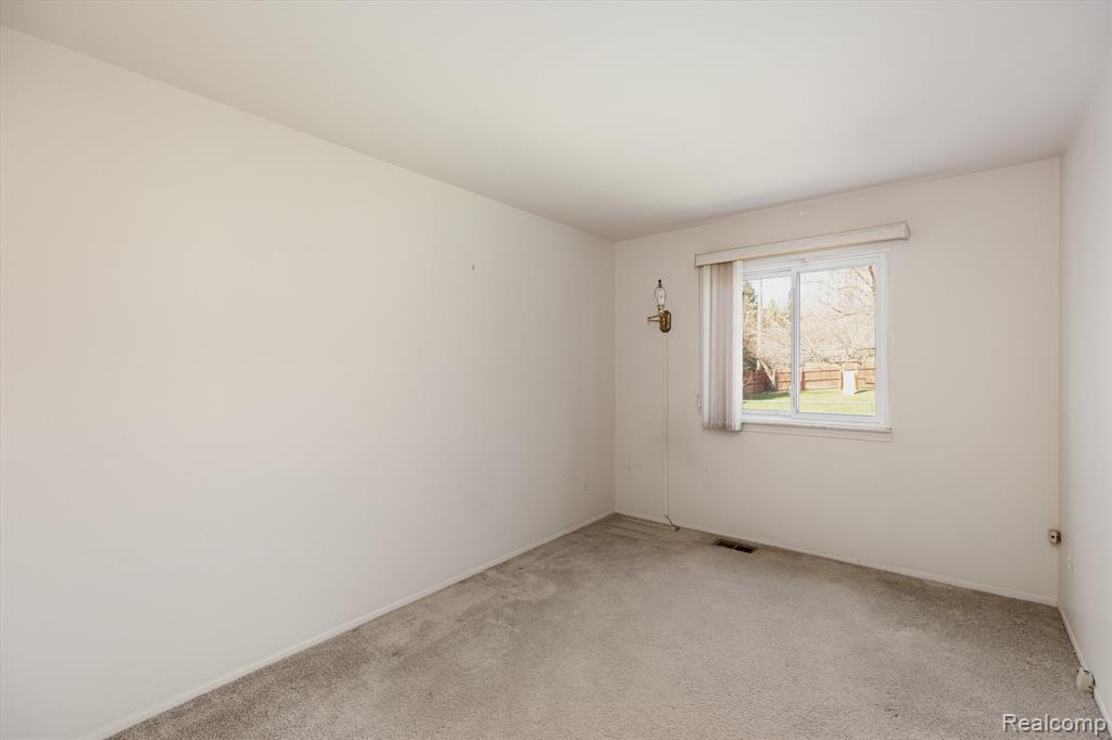 8625 BROUGHAM Drive, Sterling Heights, MI 48312 — Photo 14