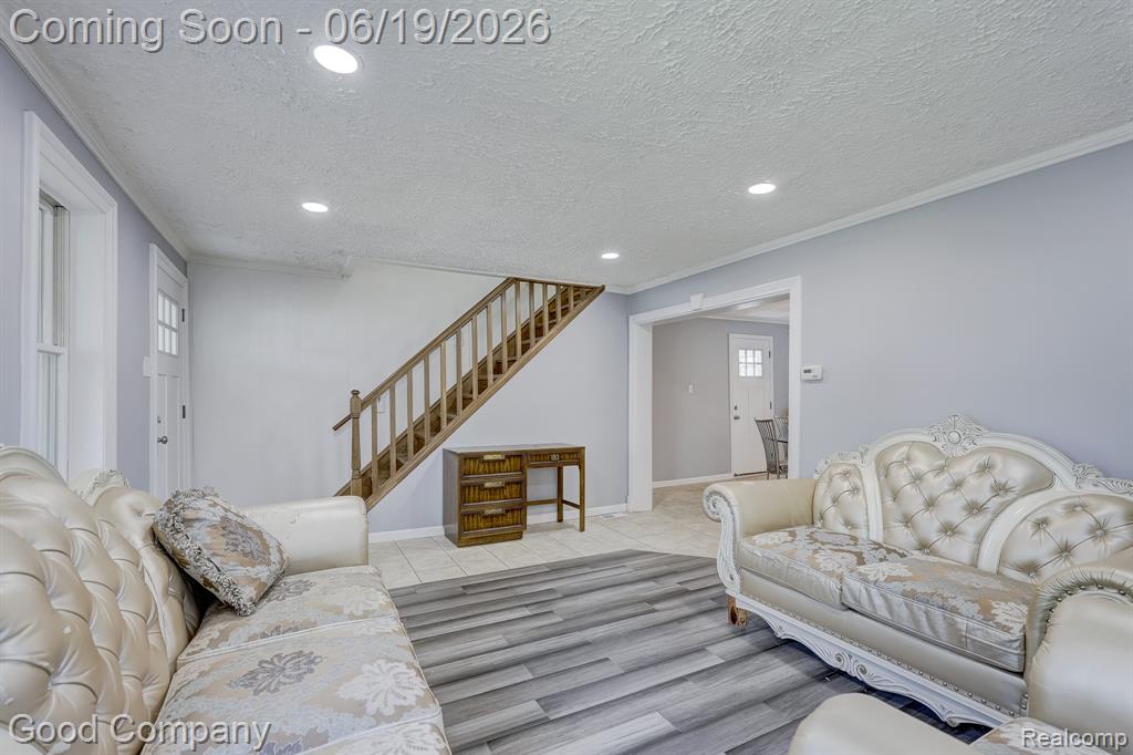 335 W Lincoln Avenue, Madison Heights, MI 48071 — Photo 8