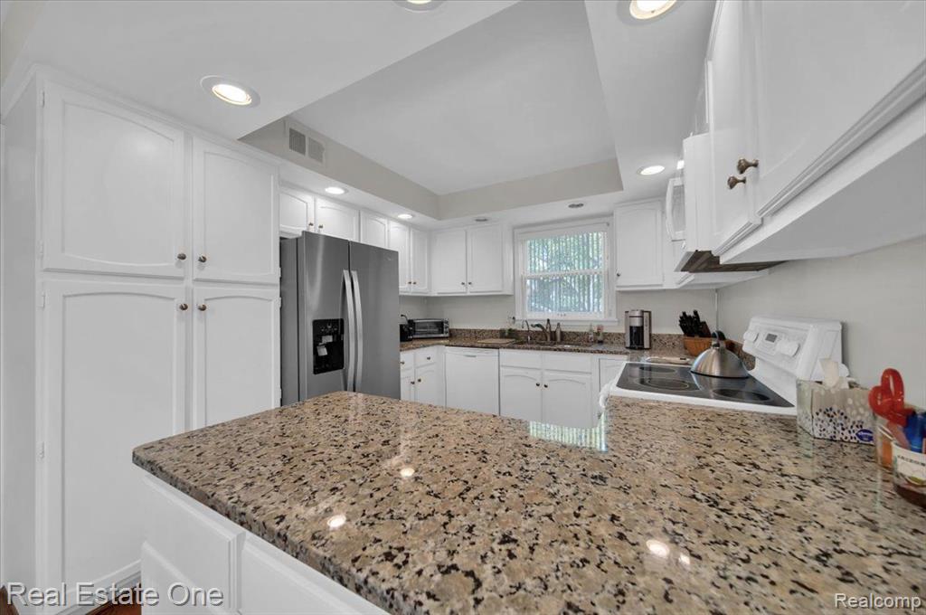 4406 KNIGHTSBRIDGE Lane, West Bloomfield, MI 48323 — Photo 12