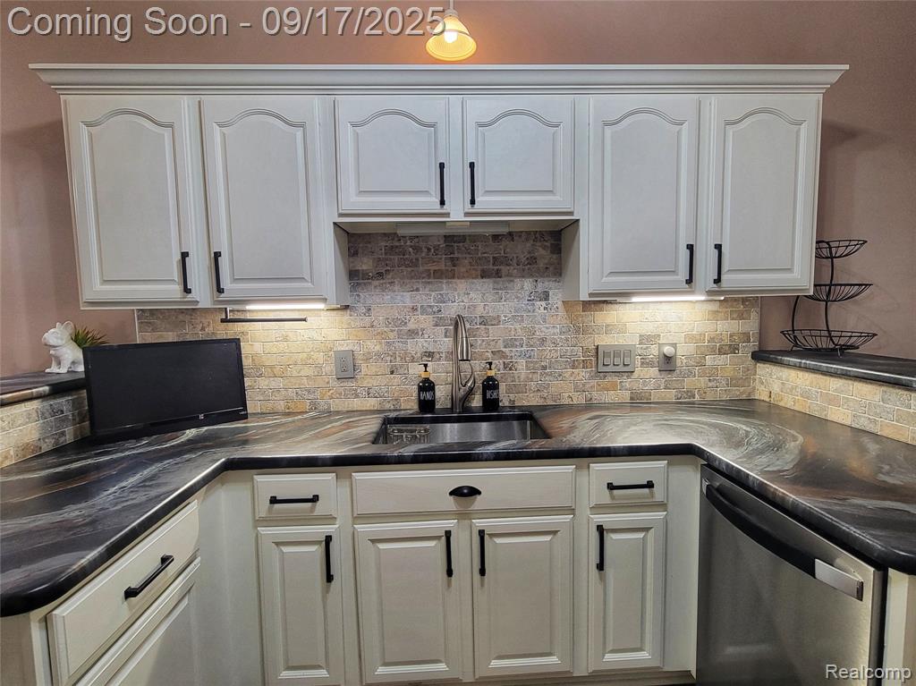 5566 Elmhurst Drive, Trenton, MI 48183 — Photo 9
