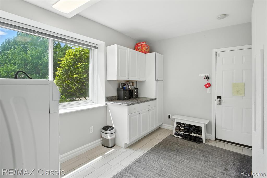 7027 Beverly Crest Drive, West Bloomfield, MI — Photo 10