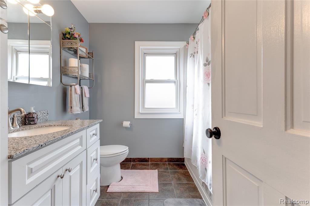 723 Globe Road, Waterford, MI 48328 — Photo 14