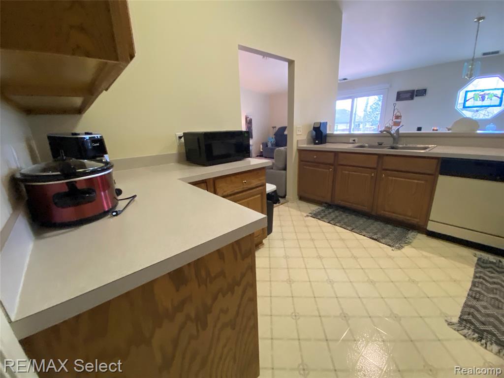 5024 Harbor Oak Drive, Waterford, MI 48329 — Photo 13