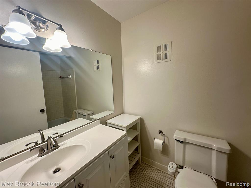 647 E FOX HILLS Drive, Bloomfield Hills, MI 48304 — Photo 13