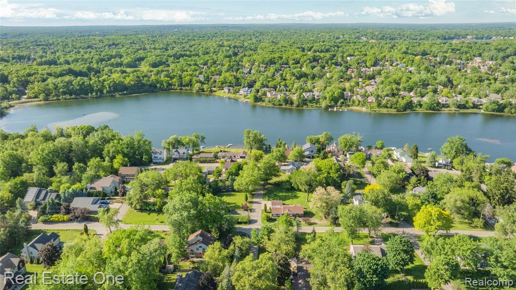 6740 Brockhurst Boulevard, West Bloomfield, MI — Photo 48