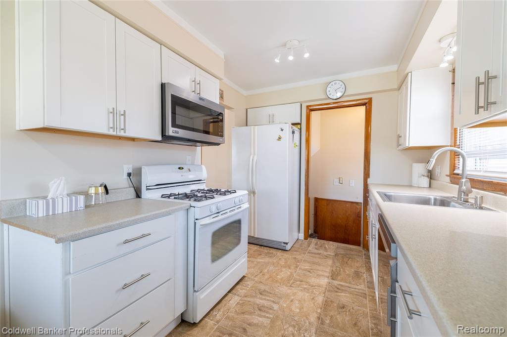 8915 Wormer Avenue, Redford, MI 48239 — Photo 11