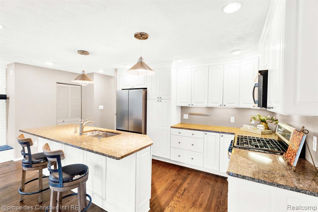 1700 MADDY Lane, Keego Harbor, MI 48320 — Photo 22
