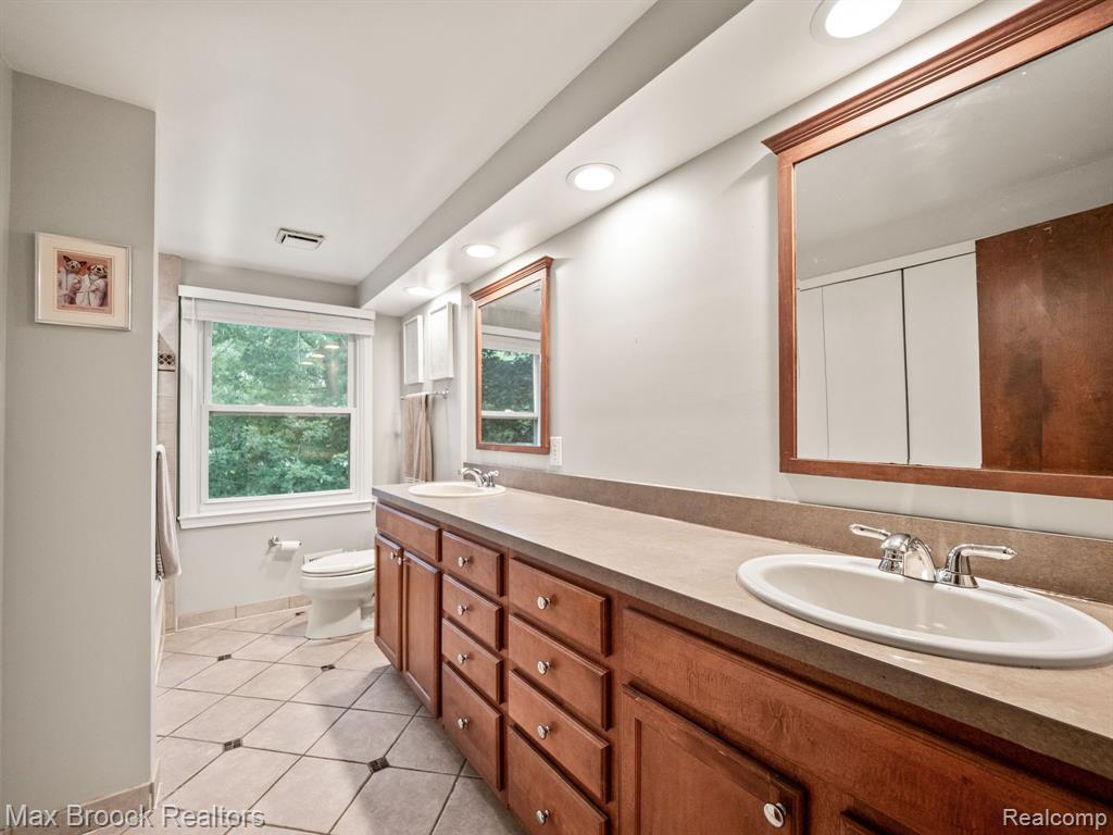 6570 CASTLE Drive, Bloomfield Hills, MI 48301 — Photo 38