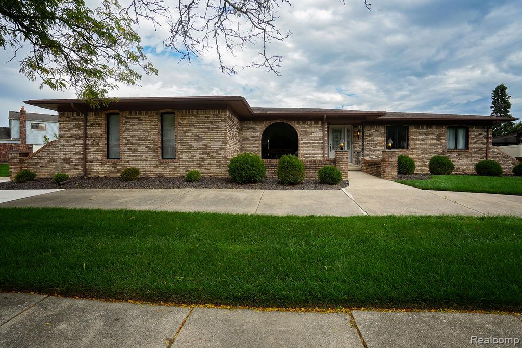 18071 Ryanwood Drive, Riverview, MI 48193