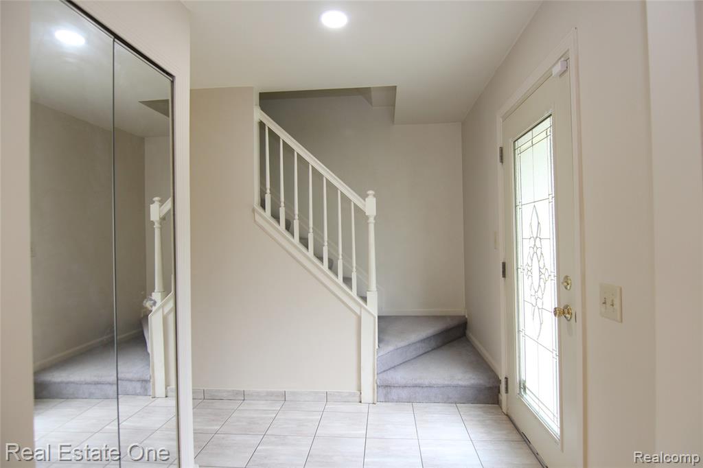 5590 GREENBRIAR Drive, West Bloomfield, MI — Photo 8
