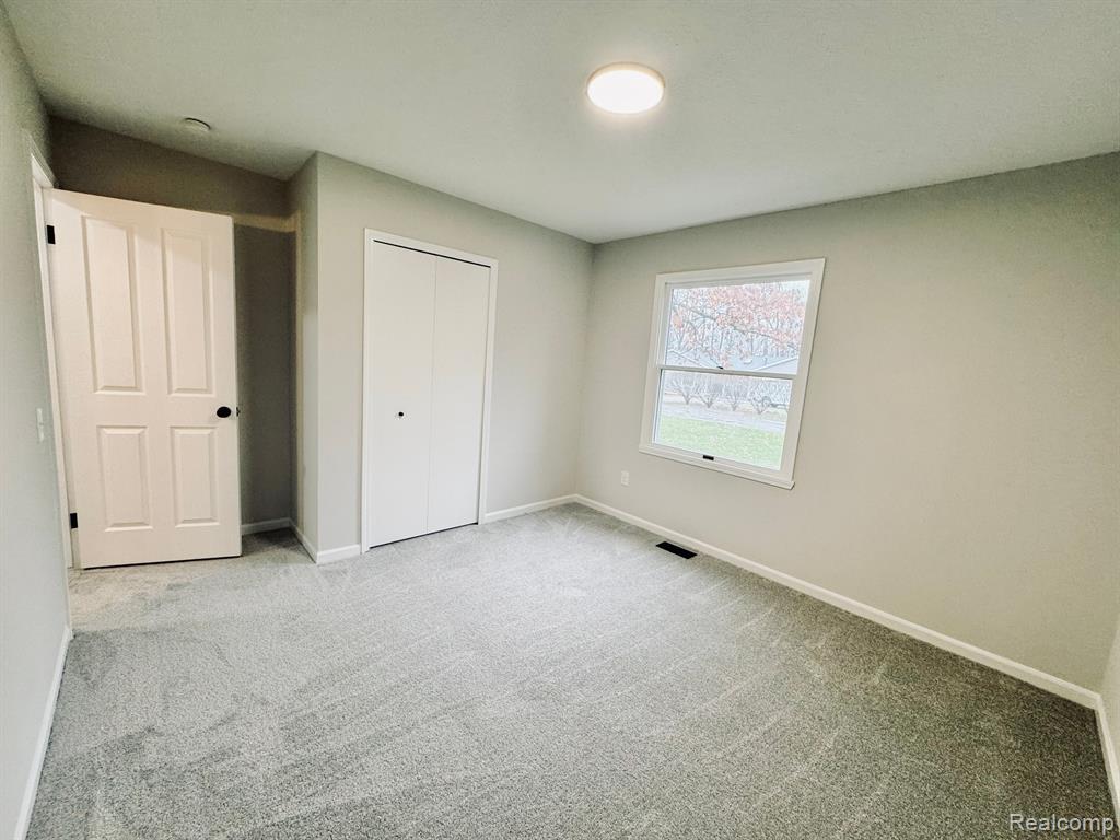 562 HALF ACRE Drive, Milford, MI 48380 — Photo 17