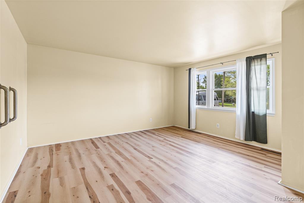 4064 Sheraton Drive, Flint, MI 48532 — Photo 8
