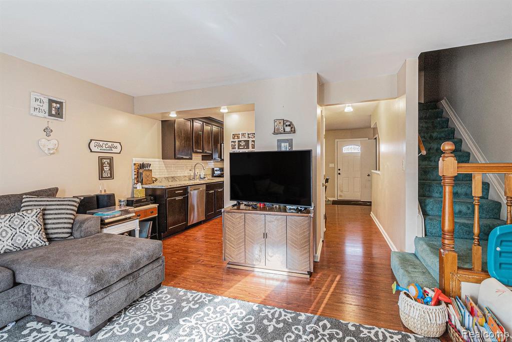 7310 BLUEWATER Drive, 117, Clarkston, MI 48348 — Photo 3