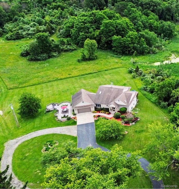 18501 Taylor Lake Road, Holly, MI 48442