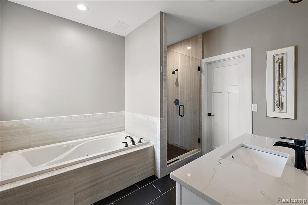 46930 Riverpark E, Macomb, MI 48044 — Photo 26