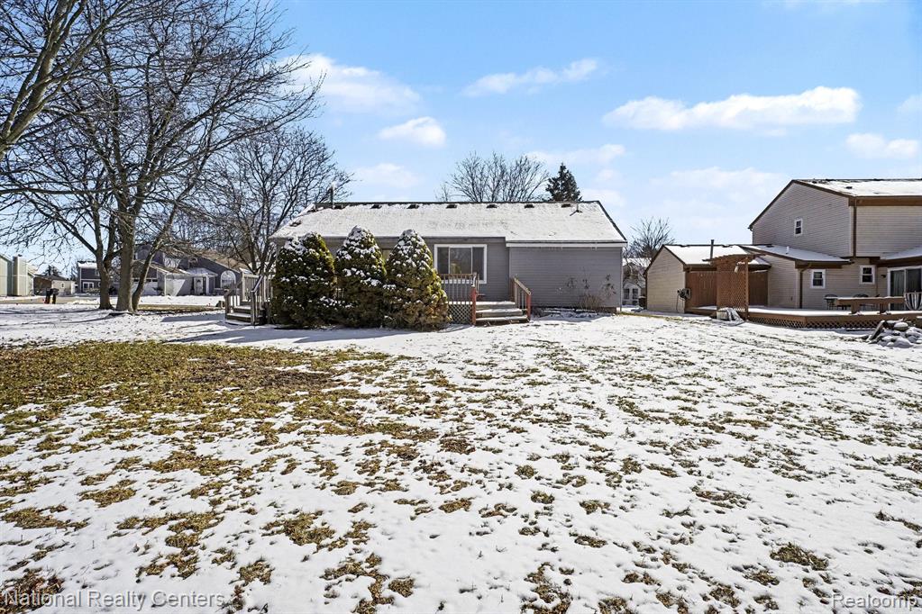 2510 Wenona Drive, Wixom, MI 48393 — Photo 18