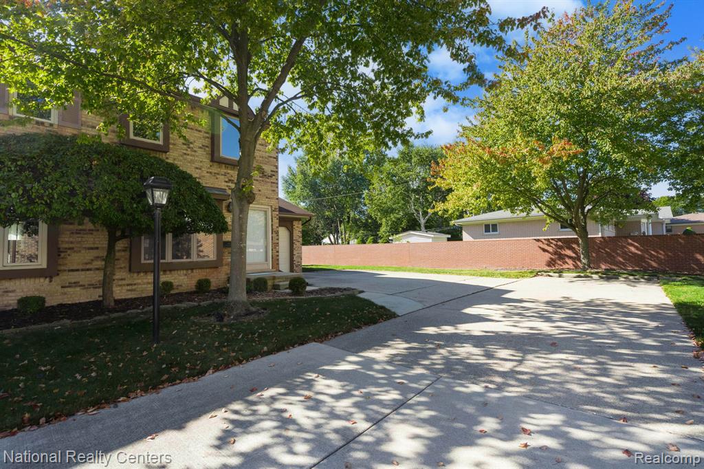 405 Pineview Court, Saint Clair Shores, MI 48081 — Photo 3