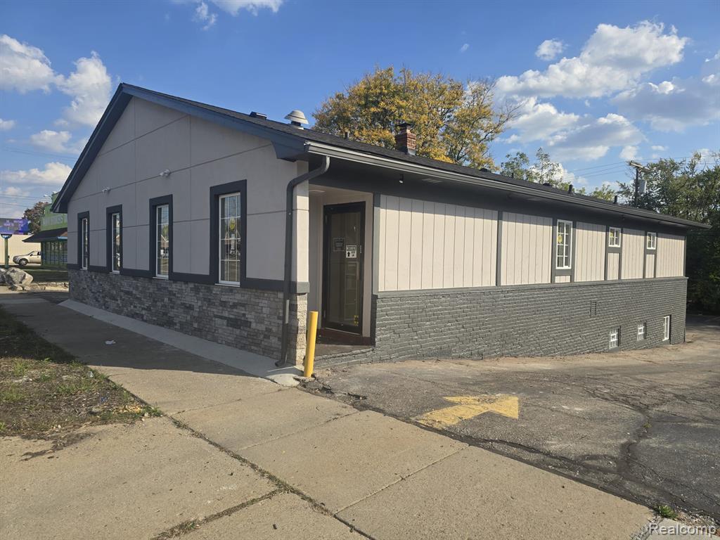 1095 W Huron Street, Waterford, MI 48328 — Photo 2