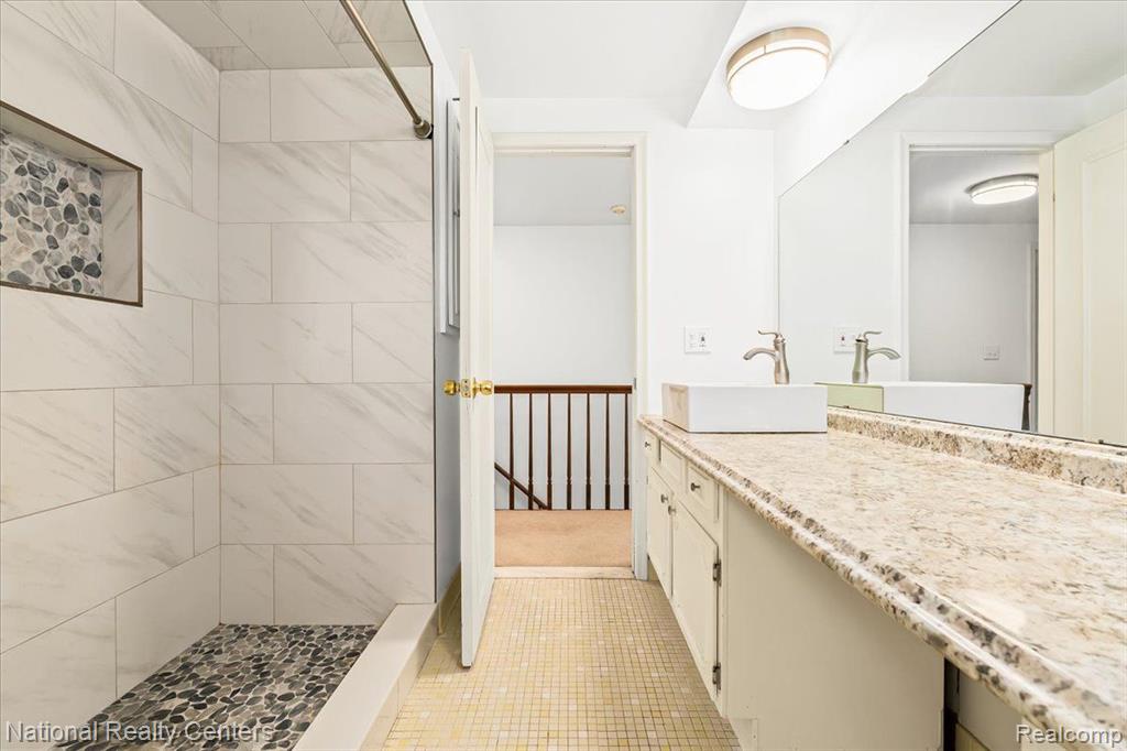 4258 WESTOVER Drive, West Bloomfield, MI 48323 — Photo 47