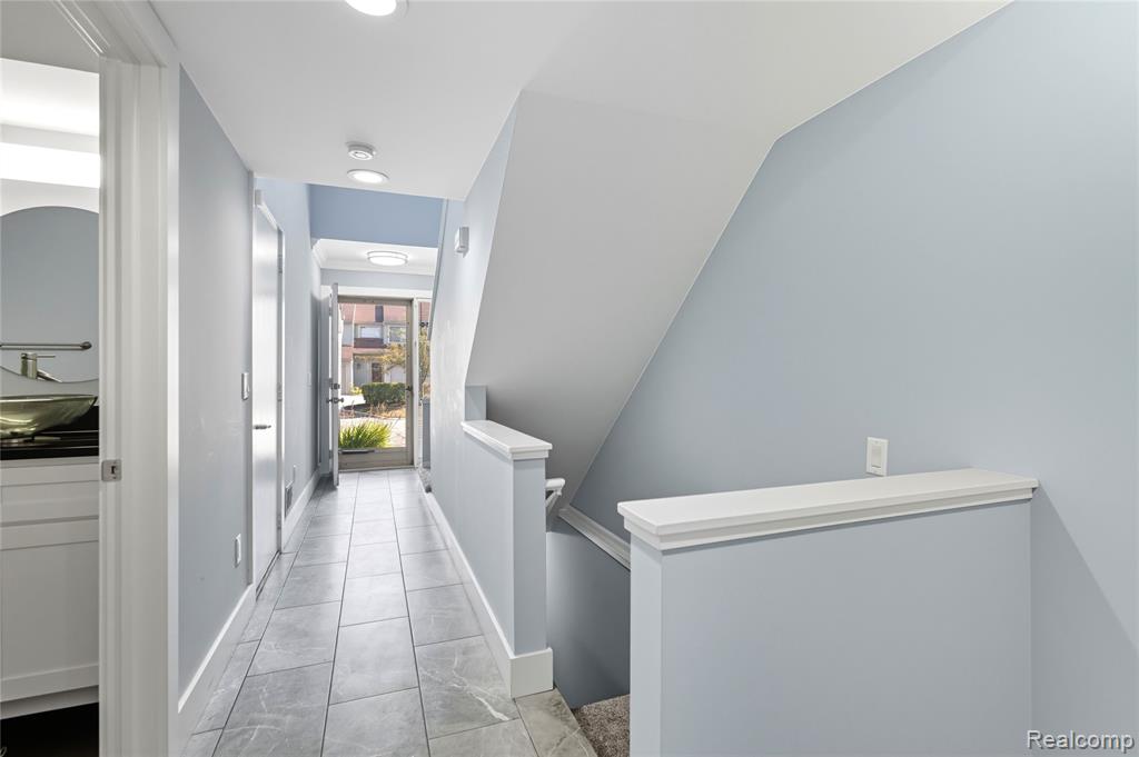 629 Ashley Circle, Rochester Hills, MI 48307 — Photo 12