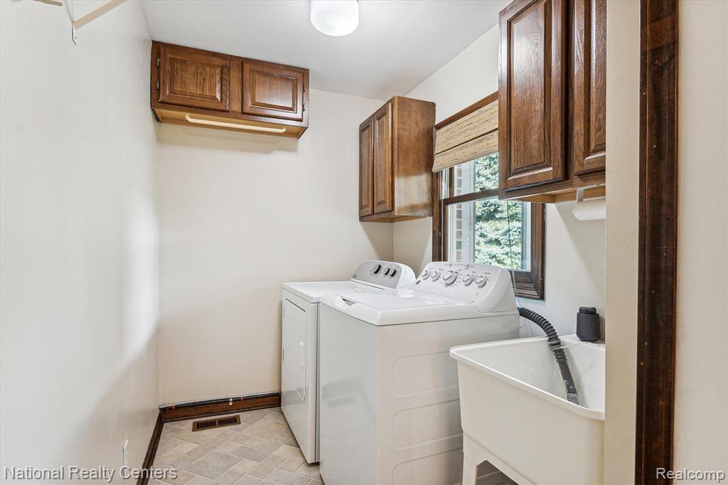 42372 COTSWOLD Court, Northville, MI 48168 — Photo 26
