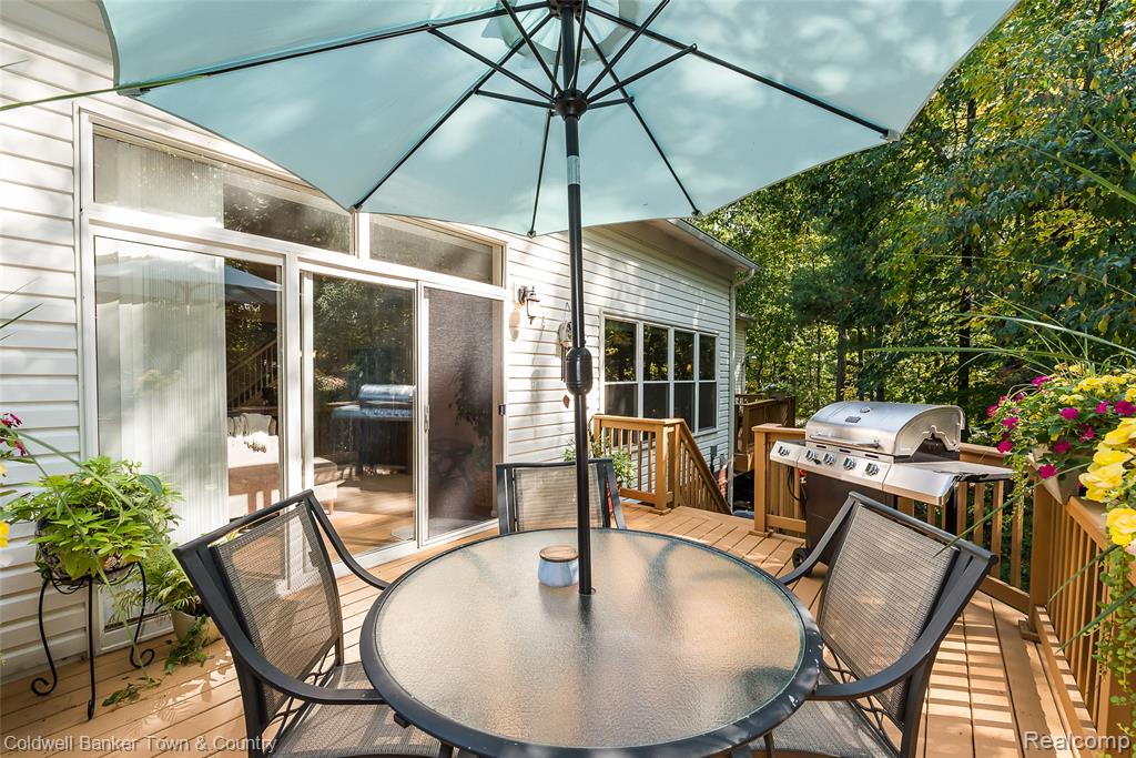 642 Chestnut Drive, Wixom, MI 48393 — Photo 9