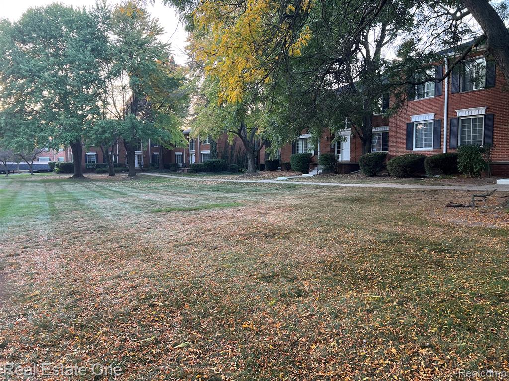 754 E Fox Hills Drive, Bloomfield Hills, MI 48304 — Photo 17